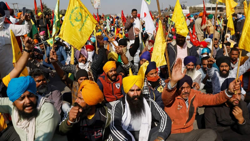 Indian Farm Protesters Battle Police to Plant Flags at Historic Red Fort