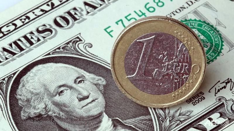 Euro falls vs dollar